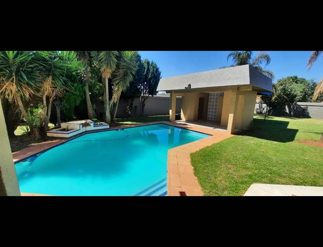 5 BEDROOM HOUSE FOR SALE IN HELIKONPARK